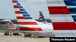 Pesawat maskapai American Airlines di bandara Reagan National di Washington DC (foto: ilustrasi). 