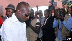 Patrice Talon, élu président du Bénin, vote ici lors du scrutin présidentiel à Cotonou, 20 mars 2016.