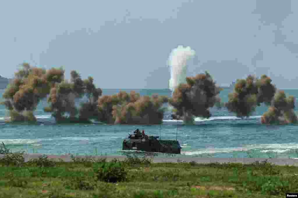 Asap mengepul dari kendaraan serbu amfibi (AAV) yang berpartisipasi dalam latihan militer gabungan "Cobra Gold 2025” (CG25) di pangkalan militer di provinsi Chonburi, Thailand. (Reuters) 