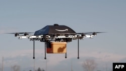 Pesawat kecil berbaling-baling empat yang dikendalikan dengan remote control yang diujicoba oleh perusahaan AS, Amazon (foto: dok).