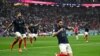 Pemain Prancis Theo Hernandez (depan) merayakan keberhasilannya mencetak gol ke gawang Maroko dalam pertandingan semifinal Piala dunia 2022 di Stadion Ail Bayt, Qatar, pada 14 Desember 2022. (Foto: Reuters/Dylan Martinez)