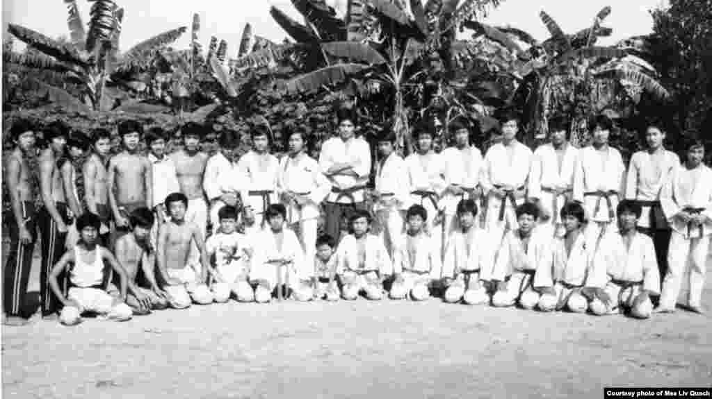 ក្នុង​រូបថត​នេះ អ្នក​ហាត់ការ៉ាតេមួយក្រុម​ដែល​ជាជន​ភៀស​ខ្លួន​ខ្មែរថត​រូប​ជុំ​គ្នា នៅ​ជំរំ Minh Tan 1 ឬ​ជំរំ 979A ប្រទេស​វៀតណាម កាលពី​ឆ្នាំ ១៩៨៥។ (រូបថត​ផ្តល់​ឲ្យ​ដោយ​លោក គួជ មាលីវ)