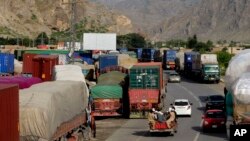 Truk-truk menuju Afghanistan diparkir dekat pos perbatasan Pakistan-Afghanistan di Torkham, Pakistan. (Foto: Dok)