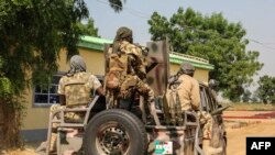 Wanajeshi wa Nigeria kwenye gari la kijeshi huko Ngamdu Nigeria.