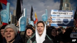 Des protestataires à Moscou, le 10 mars 2019, contre un projet de loi dont ils craignent qu'il ne conduise à une censure généralisée d'Internet. Le Parlement a demandé que tout le trafic Internet soit acheminé via des serveurs en Russie. (Photo AP / Alexander Zemlianichenko)