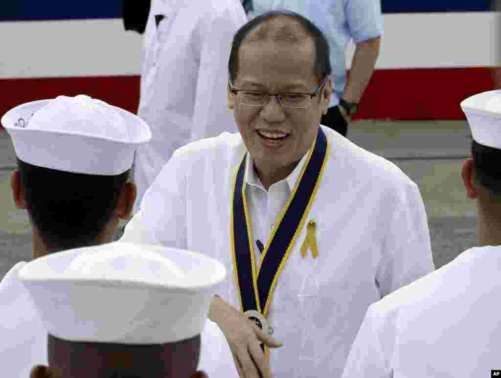 Philippine President Benigno Aquino greets the crew of the BRP Ramon Alcaraz during a welcome ceremony as it docks at Subic Freeport, August 6, 2013.