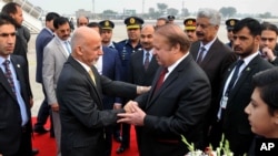 Perdana Menteri Pakistan Nawaz Sharif, tengah kanan, menyalami Presiden Afghanistan Ashraf Ghani, tengah kiri, saat tiba di pangkalan udara Nur Khan di Rawalpindi, Pakistan, 9 Desember 2015. 