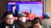 Siaran TV menyiarkan berita tentang aksi Korea Utara yang menembakkan rudal balistik jarak menengah atau lebih, di stasiun kereta api di Seoul, Korea Selatan, 13 April 2023. (Foto: REUTERS/Kim Hong-Ji)