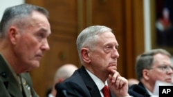Kepala Staf Militer AS Jenderal Joseph Dunford, (kiri), Menteri Pertahanan Jim Mattis, dan Wakil Sekretaris Pertahanan dan Kepala Kantor Keuangan David Norquist, mendengarkan pertanyaan dalam sidang anggaran Komite Pelayanan Angkatan Bersenjata di Gedung Capitol, Washington DC, 12 Juni 2017.