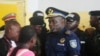 L'ancien chef de la police de Kinshasa, John Numbi, entre au tribunal le 27 janvier 2011. 