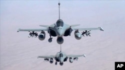 Foto yang diperoleh dari Angkatan Bersenjata Perancis ini memperlihatkan dua pesawat tempur Rafale terbang di atas wilayah Irak (19/9/2014). 