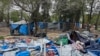 Tenda-tenda yang digunakan para migran sebagai tempat tinggal tampak berserakan di salah satu area di Matamoros, negara bagian Tamaulipas, Meksiko, yang berbatasan dengan Brownsville, Texas, AS, pada 29 Februari 2024. (Foto: AFP/Abraham Pineda)