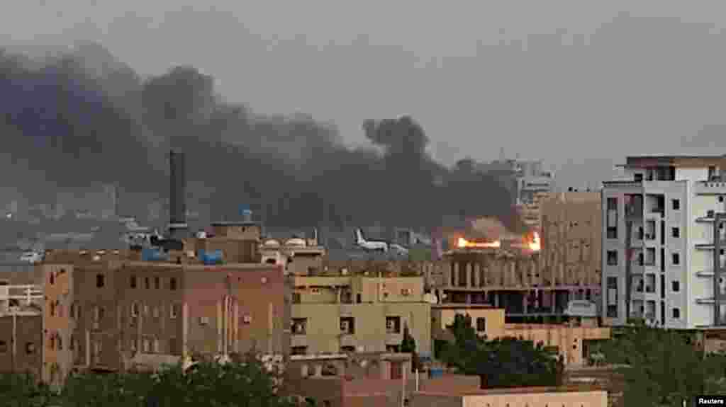 Moshi mzito ukitanda kutoka katika lami ya uwanja wa ndege wa kimataifa wa Khartoum wakati moto ukiwaka huko Khartoum, Sudan (Reuters).