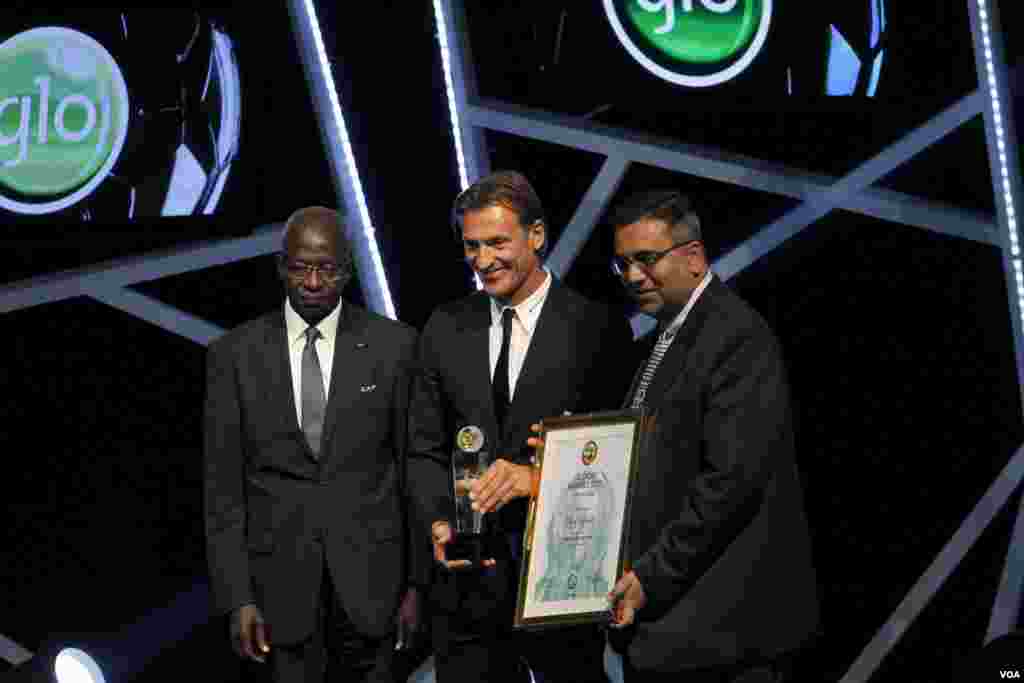 Tsohon Babban Kocin Ivory Coast Herve Renard Ya Amshi Lambar Yabo A Bukun Bada Lambar Yabon Da Aka Bada A Birnin Abuja Najeriya 