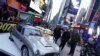 Sebuah mobil Aston Martin DB5 ditampilkan dalam ajang promosi film James Bond "No Time to Die" di area Times Square di Kota New York, pada 4 Desember 2019. (Foto: Reuters/Carlo Allegri)
