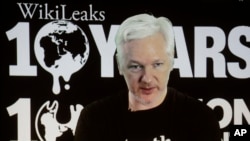 Pendiri WikiLeaks Julian Assange berpartisipasi lewat video dalam konferensi pers ulang tahun ke-10 kelompok itu di Berlin, Jerman (4/10). (AP/Markus Schreiber) 