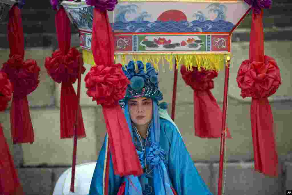 A performer prepares to take part in a ceremony to mark the one year anniversary of Beijing's successful bid for the 2022 Winter Olympics and Paralympics at the Badaling Great Wall in Beijing, China.