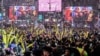 Para pengunjung Times Square di Manhattan, New York, merayakan malam pergantian tahun baru 2020. (Foto: Reuters/Jeenah Moon)