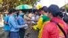 មន្ត្រីកម្ពុជាកំពុងចែកម៉ាស់ជូនដល់ពលរដ្ឋដែលធ្វើដំណើរឆ្លងកាត់ច្រកព្រំដែនអន្តរជាតិប៉ោយប៉ែត ក្នុងយុទ្ធនាការចែកម៉ាសចំនួន ១លាន ដើម្បីទប់ស្កាត់ការឆ្លងមេរោគកូរ៉ូណាប្រភេទថ្មី កាលពីថ្ងៃទី២៧ ខែមករា ឆ្នាំ២០២០។
