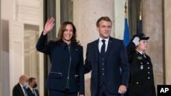 Presiden Prancis Emmanuel Macron berdiri di samping Wakil Presiden AS Kamala Harris sebelum keduanya melaksanakan pertemuan bilateral di Istana Élysée di Paris, Prancis, pada 10 November 2021. (Foto: The New York Times via AP/Sarahbeth Maney)