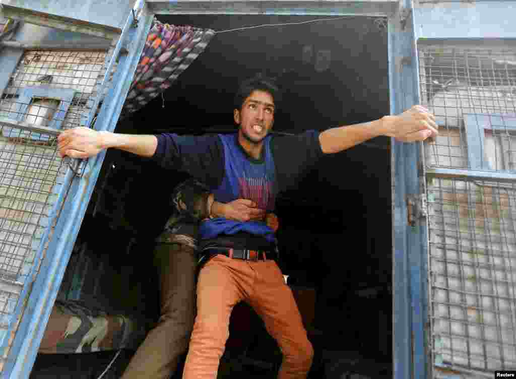 Injiniya Rashid Mai Goyon Bayan Sheikh Abdul Rashid Wanda jami'an Tsaro Suka Kama A Lokacin Zandaga Zanga A Birnin Srinagar Na Yunkurin Fadowa Daga Motar Jami'an Tsaron 