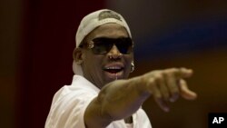 Dennis Rodman, aidant des joueurs de basket à s'entrainer en Corée du Nord