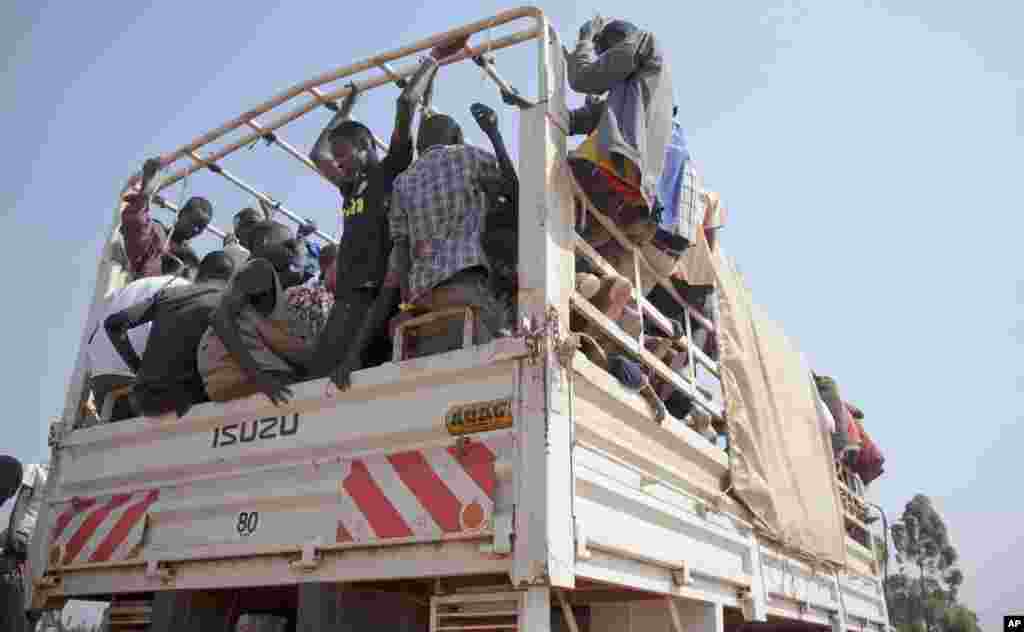 Refugees who fled the recent violence in South Sudan and crossed the border into Uganda are seen in Koboko, Jan. 6, 2014.