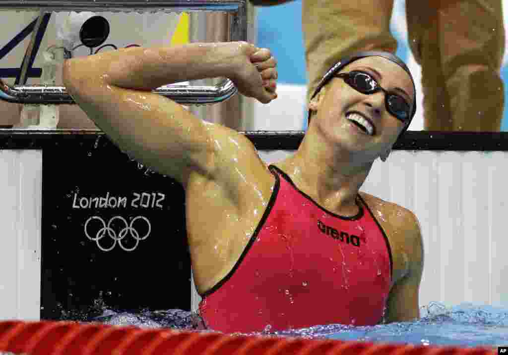 Perenang AS Rebecca Soni merayakan kemenangan pada nomor gaya dada 200 meter puteri. Catatan waktu Rebecca Soni sekaligus merupakan rekor dunia baru (2/8).