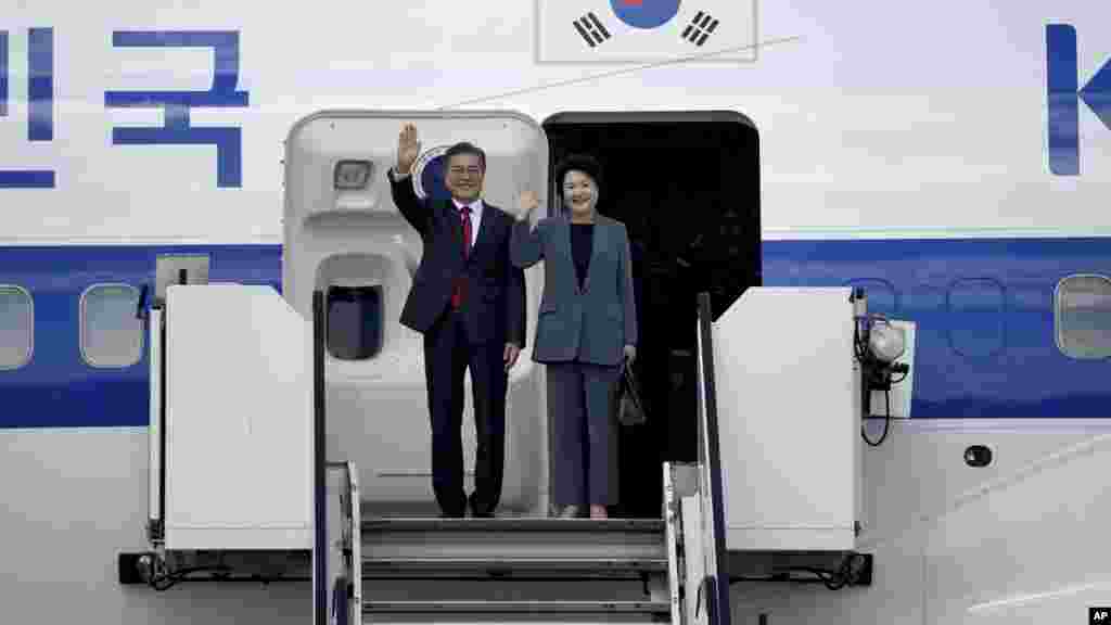 Isowar Shugaban Korea ta Kudu, Moon Jae-in tare da uwargidansa, Kim Jung-sook a birnin Hamburg dake Jamus, rånar Alhamis 6 ga watan Yuli na shekarar 2017. 