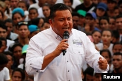 Venezuelan presidential candidate Javier Bertucci of the "Esperanza por el Cambio" party, delivers a speech to supporters during his closing campaign rally in Valencia, May 16, 2018.