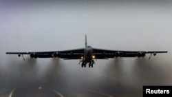 FILE - Pesawat pembom B52 AS lepas landas dari RAF Fairford di Gloucestershire, 21 Maret 2003. (RTXLUM1)