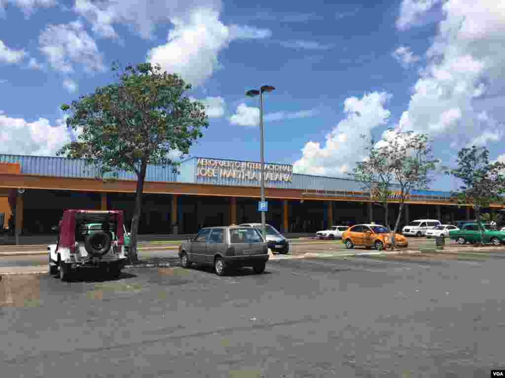 Outside Jose Martí International Airport of Havana, Cuba, Aug.13, 2015. (Celia Mendoza/VOA)