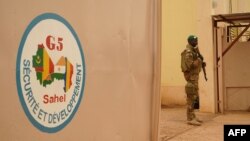 Un soldat de l'armée malienne monte la garde devant le poste de commandement de la Force régionale d’Afrique de l'Ouest G5 Sahel, à Sévaré , 30 mai 2018.