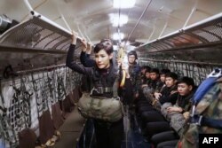 Foto selir Raja Thailand, Sineenat Wongvajirapakdi, mengenakan seragam penerjun militer. Foto dirilis oleh kantor Istana Thailand pada 26 Agustus 2016. (Foto: kantor Istana Thailand via AFP)