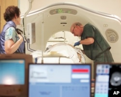Seorang dokter memeriksa pasien dengan CT scan untuk pemeriksaan kanker paru-paru di Southern New Hampshire Medical Center, Nashua, 3 Juni 2010.