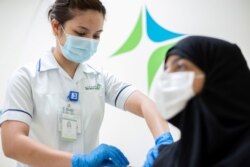 Vaksinasi COVID-19 di Dubai, Uni Emirat Arab, 23 Desember 2020. (REUTERS)