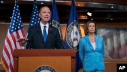 Le président de la commission du renseignement de la Chambre des représentants, Adam Schiff, lors d'une conférence de presse avec la présidente de la Chambre, Nancy Pelosi, au Capitol à Washington, le 2 octobre 2019.