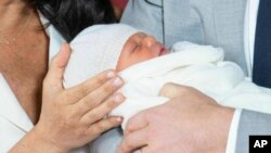 Pangeran Harry dan Meghan, Duchess of Sussex, dalam sesi foto bersama dengan bayi mereka yang baru lahir di St George’s Hall di Kastil Windsor, Windsor, selatan Inggris, 8 Mei 2019.
