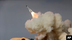 FILE - Dalam arsip foto tanggal 29 Desember 2016 ini, yang dirilis oleh Badan Berita Mahasiswa Iran semi-resmi (ISNA), sebuah rudal jarak jauh S-200 diluncurkan dalam latihan militer di kota pelabuhan Bushehr, di utara Pantai Teluk Persia, Iran.