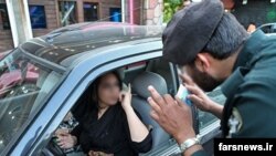 تلاش مقامات جمهوری اسلامی برای تحمیل حجاب اجباری به زنان