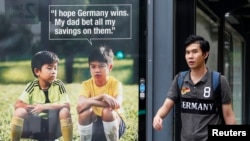 Papan iklan anti-judi bola di sebuah pangkalan taksi di Singapura, 9 Juli 2014 (Foto: dok).