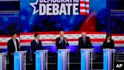Demokratski kandidati s leva na desno: Andrew Jang, Pete Buttigieg, Joe Biden, Bernie Sanders, Kamala Harris, Miami, 27. juni 2019. (AP Photo/Wilfredo Lee)