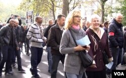 Parisians join police protests, Oct. 26, 2016. A poll shows most French think the demonstrations are justified. (L. Bryant/VOA)
