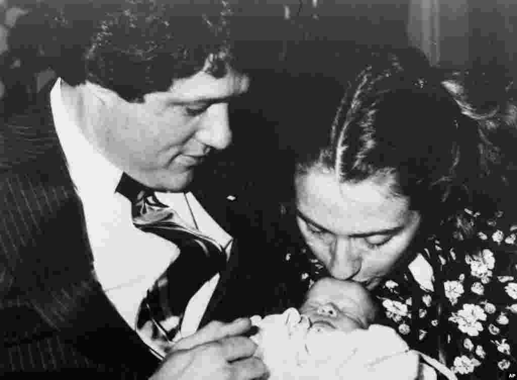 អភិបាលរដ្ឋ Arkansas លោក Bill Clinton ជាមួយនឹងភរិយាលោកស្រី Hillary Rodham និងកួនស្រី Chelsea អាយុមួយសប្តាហ៍ ថតរូបជាគ្រួសារ កាលពីថ្ងៃទី០៥ ខែមិនា ឆ្នាំ១៩៨០។ 