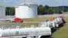 Colonial Pipeline ကုမ္ပဏီမှာ လောင်စာဆီသယ်ဆောင်ဖို့ တန်းစီစောင့်ဆိုင်းနေတဲ့ လောင်စာဆီတင်ယာဉ်များ။ (စက်တင်ဘာ ၁၆၊ ၂၀၁၆)