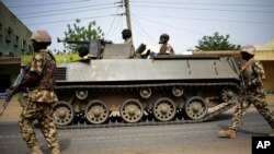 Pasukan Nigeria berpatroli di kota bagian timur laut Nigeria, Mubi, yang direbut kembali dari Boko Haram pada Februari (9/3). 