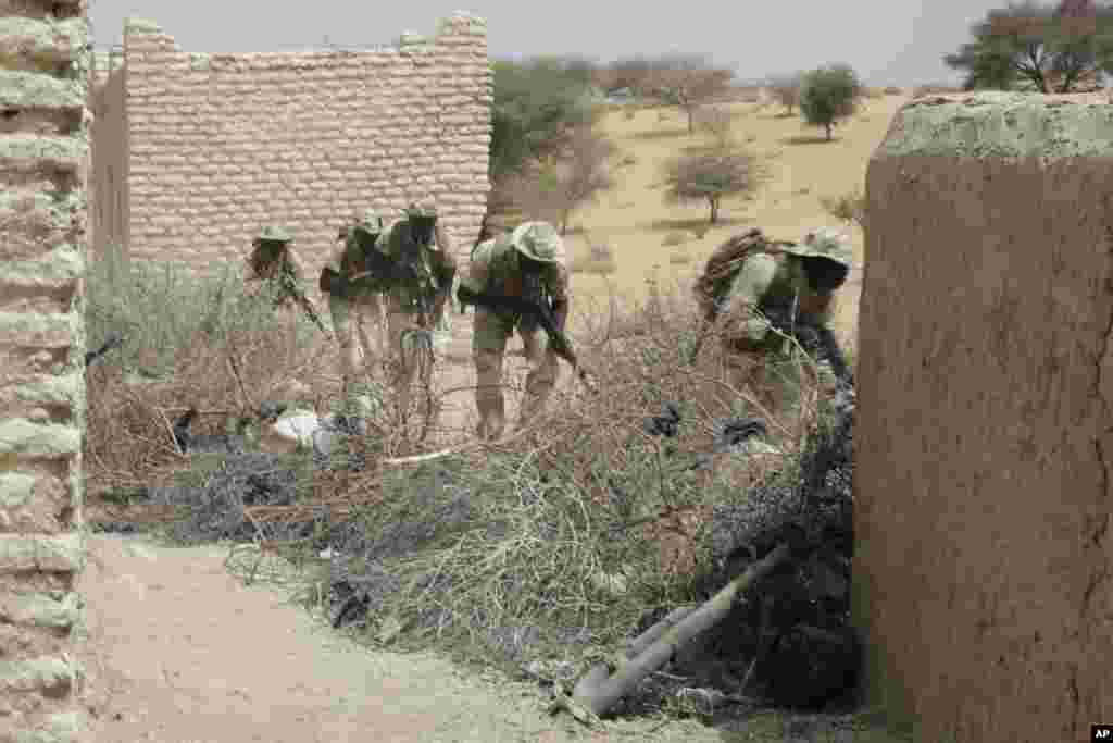 LEs troupes tchadiennes participent, avec les forces spéciales nigérianes, à un exercice de libération d'otages à Mao, le Tchad, samedi 7 mars 2015.