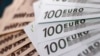 Lembar uang kertas euro di sebuah pedagang valuta asing di Tokyo, 9 September 2020. (Foto: Reuters)