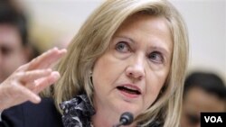 Menteri Luar Negeri AS Hillary Clinton memberikan kesaksiannya di depan Komite Urusan Luar Negeri, Selasa (1/3).