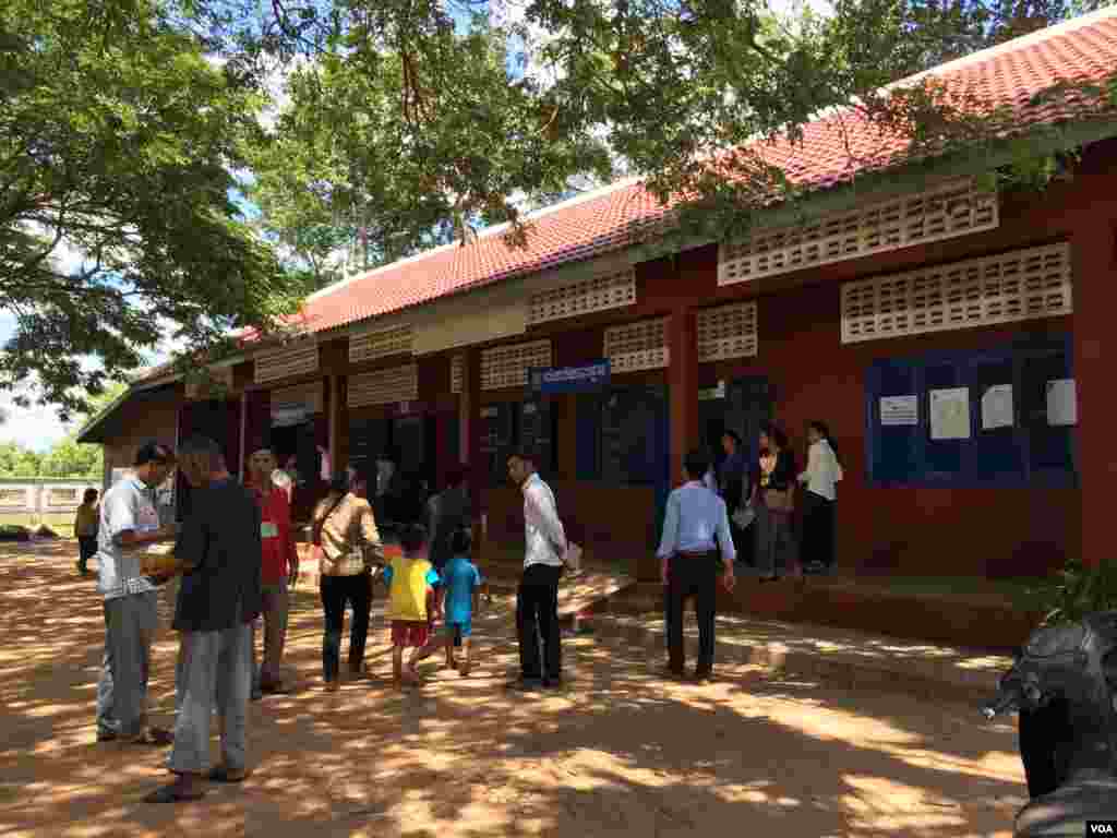 ប្រជាពលរដ្ឋក្នុងឃុំបាគងចូលរូមបោះឆ្នោតឃុំសង្កាត់នៅរសៀលថ្ងៃអាទិត្យក្នុងសាលាបឋមសិក្សាលលៃក្រុងស្រុកព្រះបាគង។ (ផន បុប្ផា/VOA)